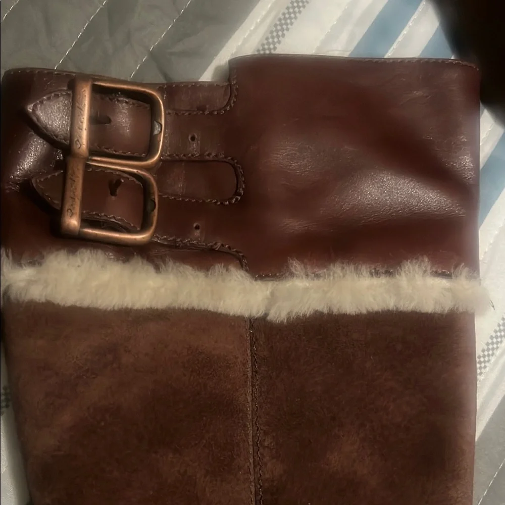 UGG Brown Heeled Boots with Classic Elegance - Picture 4 of 5